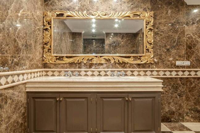 Bright frontline lägenhet med marina utsikt