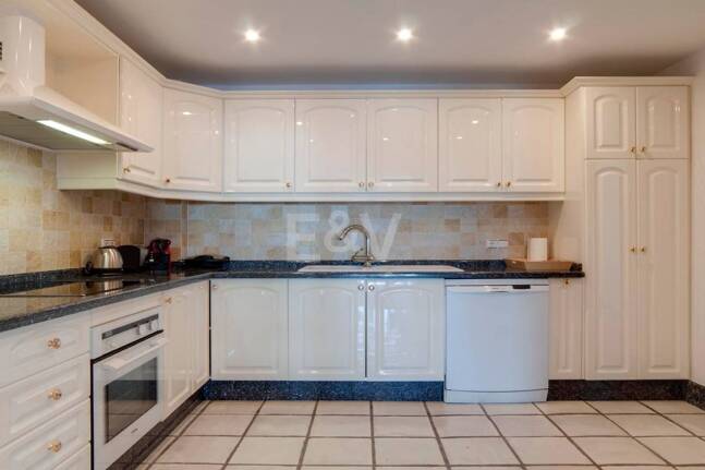 Bright frontline lägenhet med marina utsikt