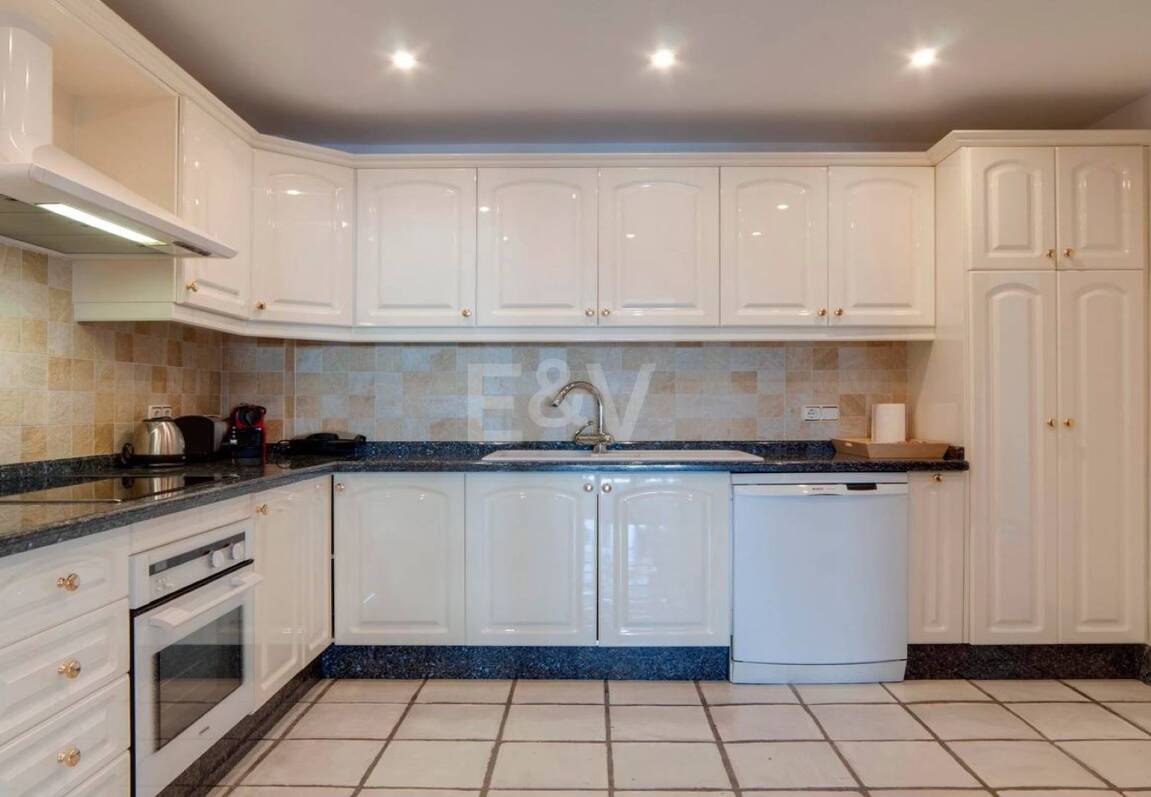 Bright frontline lägenhet med marina utsikt