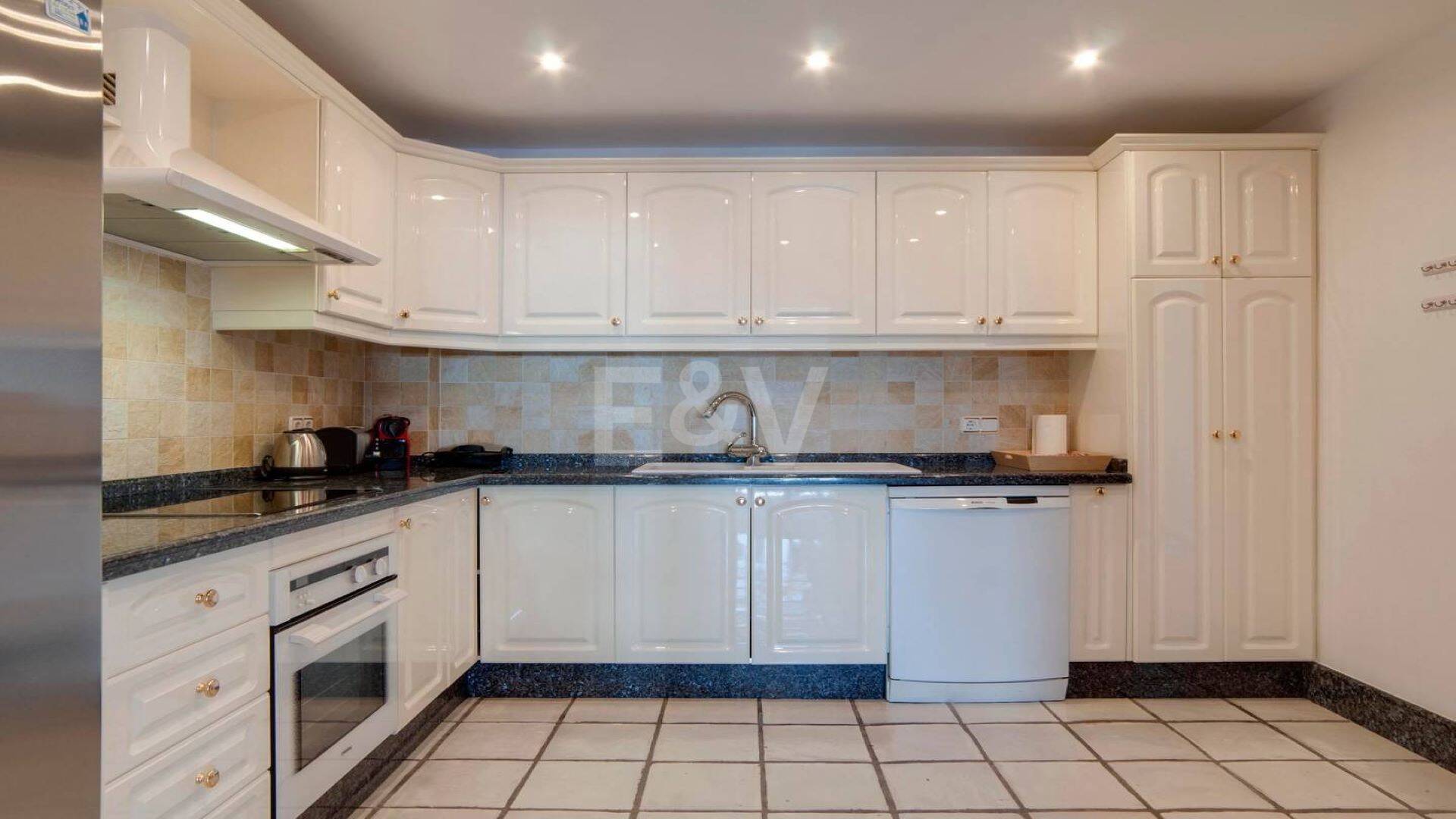 Bright frontline lägenhet med marina utsikt