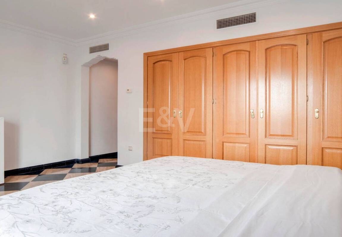 Bright frontline lägenhet med marina utsikt