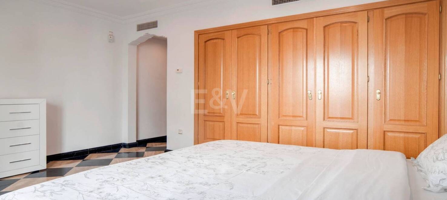 Luminoso y espacioso apartamento en primera línea con vistas panorámicas al puerto deportivo