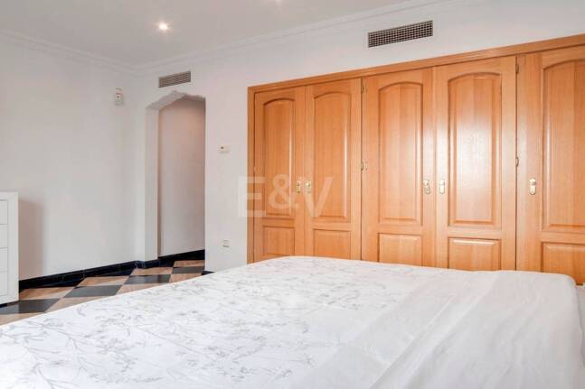 Bright frontline lägenhet med marina utsikt