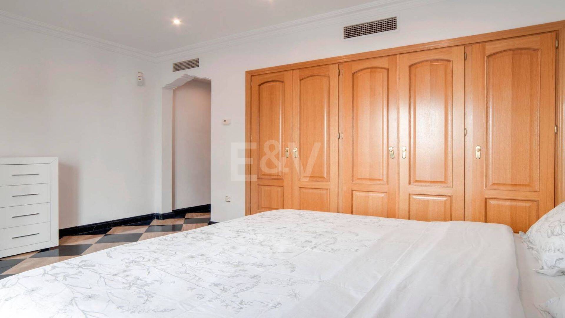 Bright frontline lägenhet med marina utsikt