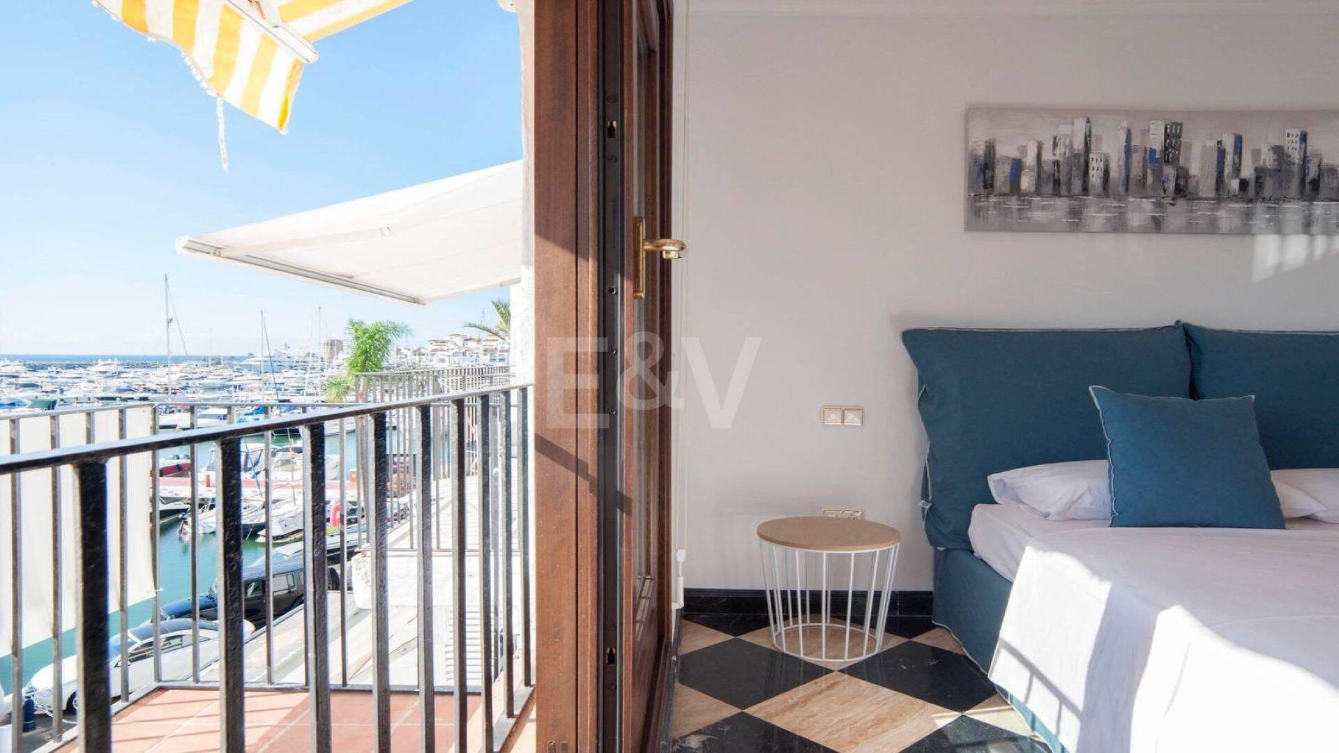 Bright frontline lägenhet med marina utsikt