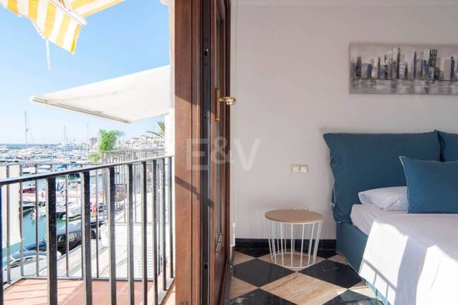 Bright frontline lägenhet med marina utsikt