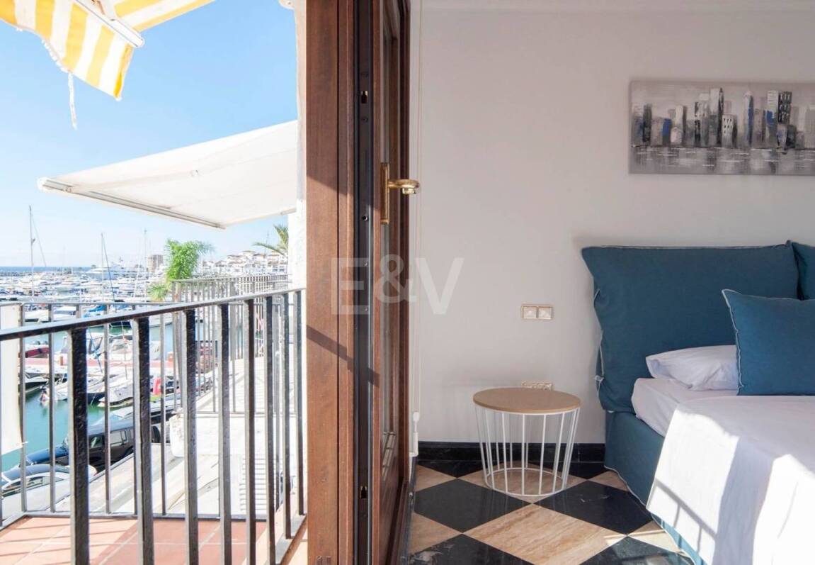 Bright frontline lägenhet med marina utsikt