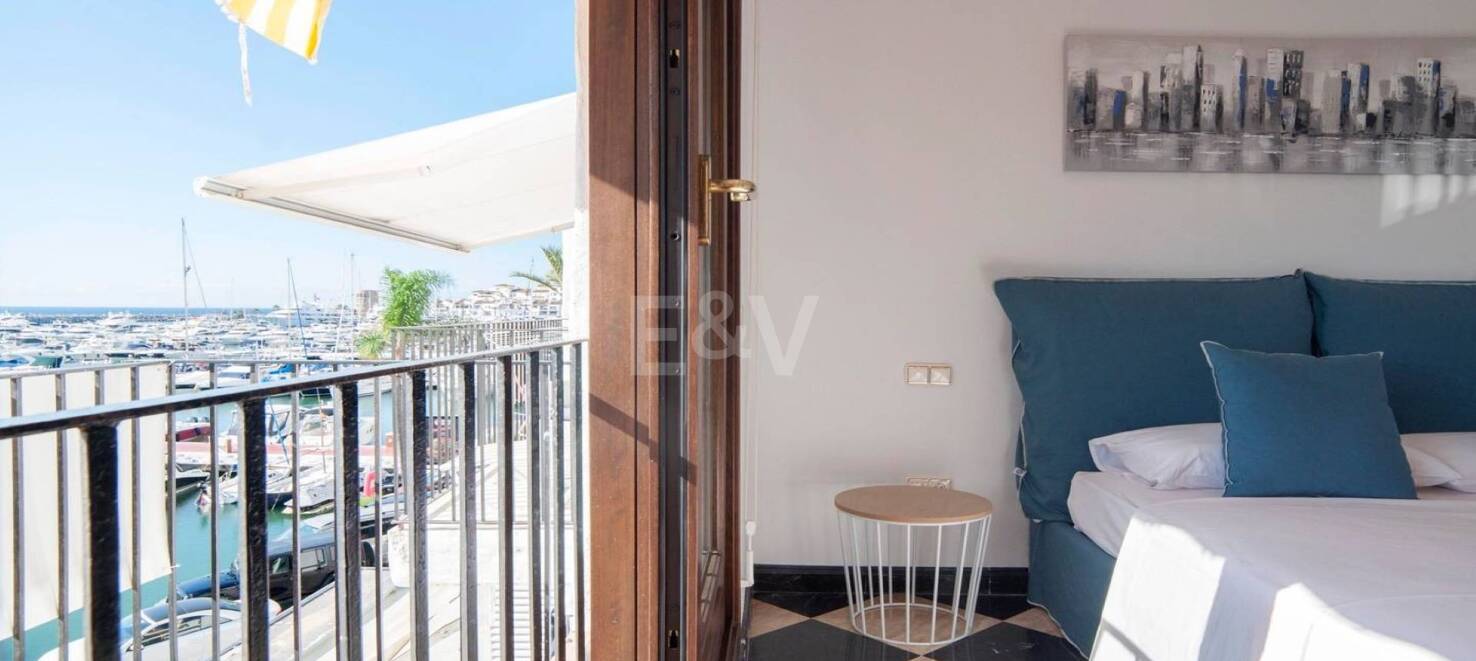 Luminoso y espacioso apartamento en primera línea con vistas panorámicas al puerto deportivo