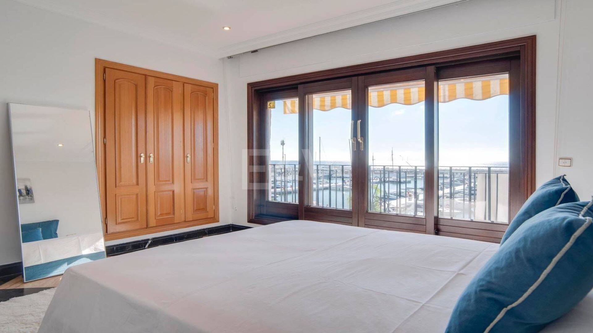 Bright frontline lägenhet med marina utsikt