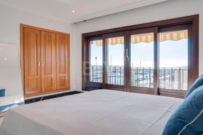 Bright frontline lägenhet med marina utsikt