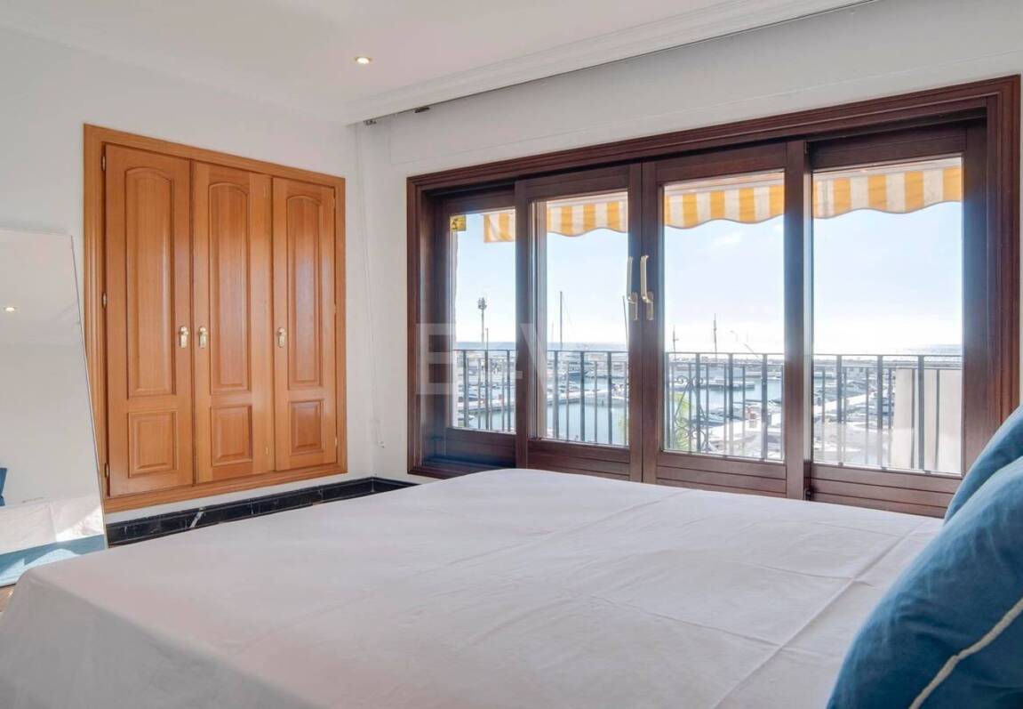 Bright frontline lägenhet med marina utsikt