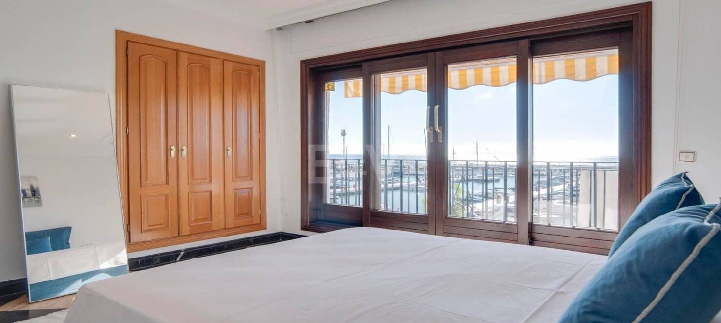 Luminoso y espacioso apartamento en primera línea con vistas panorámicas al puerto deportivo
