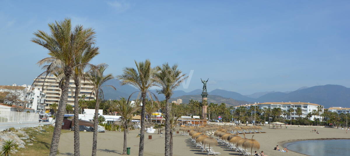 Luminoso y espacioso apartamento en primera línea con vistas panorámicas al puerto deportivo