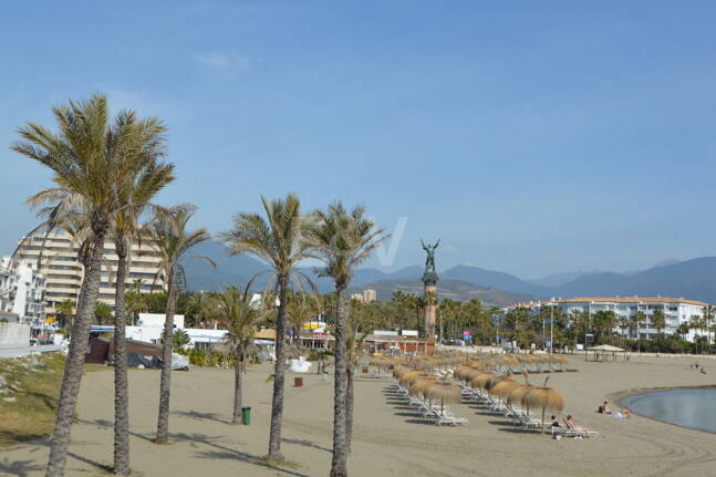 Bright frontline lägenhet med marina utsikt