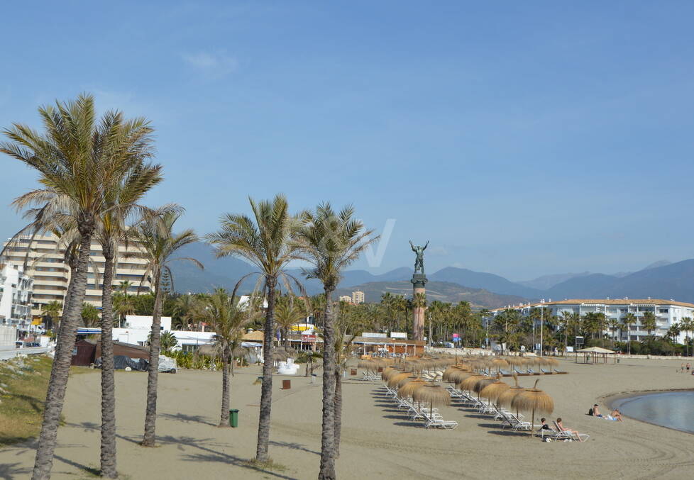 Bright frontline lägenhet med marina utsikt