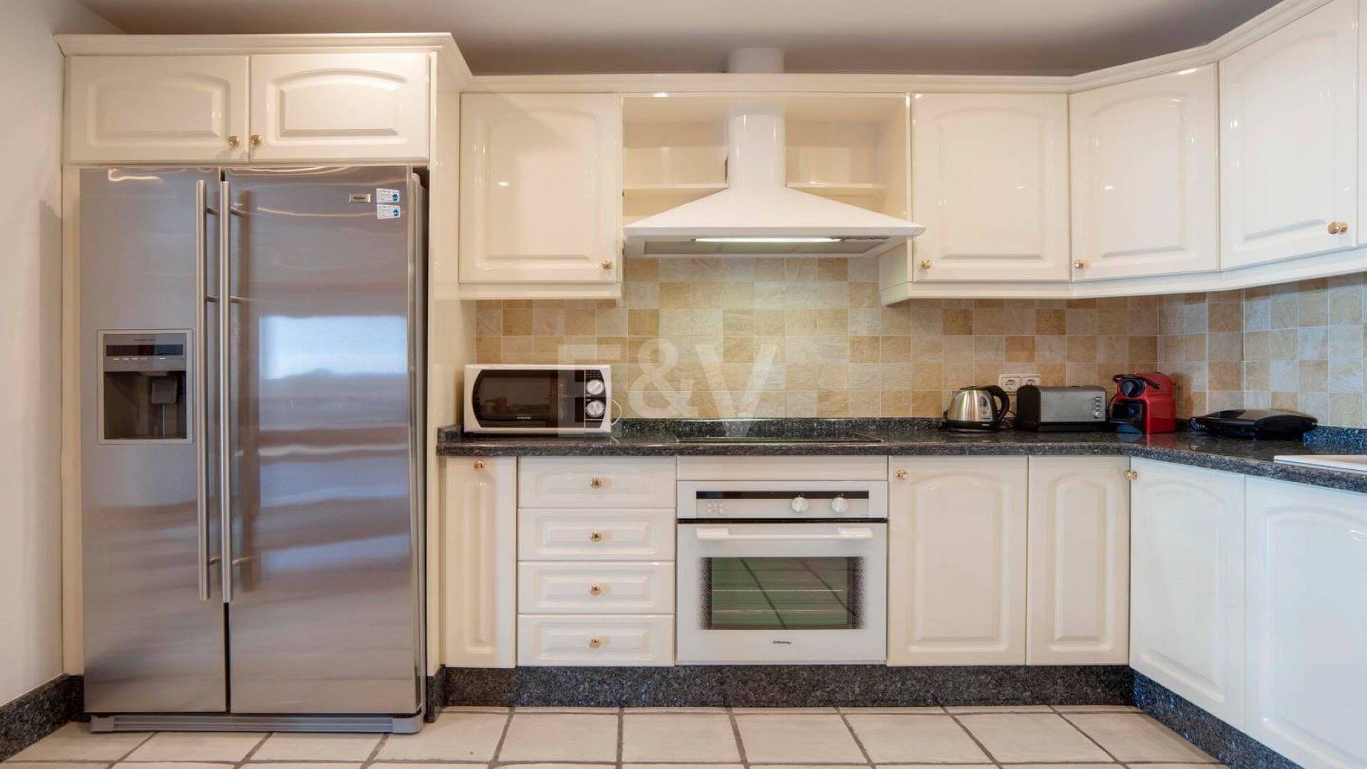 Luminoso y espacioso apartamento en primera línea con vistas panorámicas al puerto deportivo