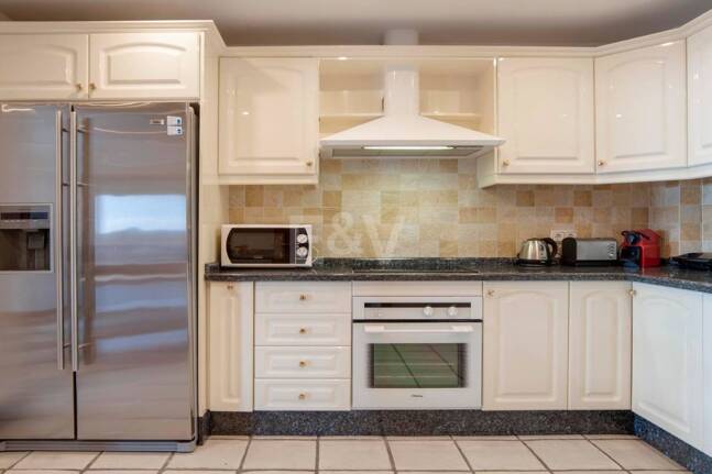 Bright frontline lägenhet med marina utsikt