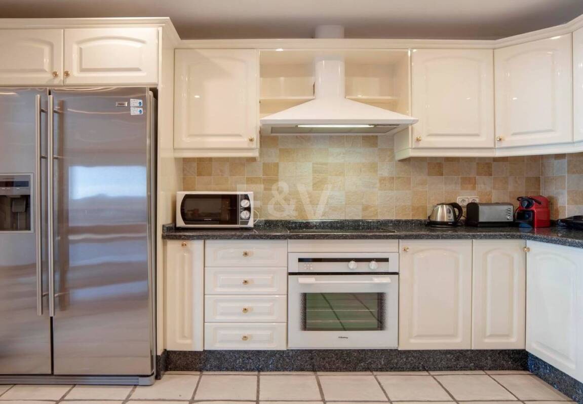 Bright frontline lägenhet med marina utsikt