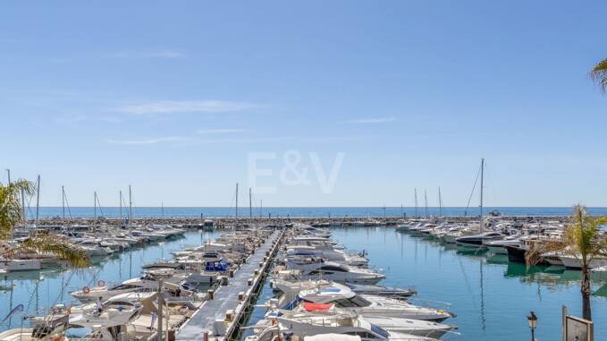 Luminoso y espacioso apartamento en primera línea con vistas panorámicas al puerto deportivo en Puerto Banús
