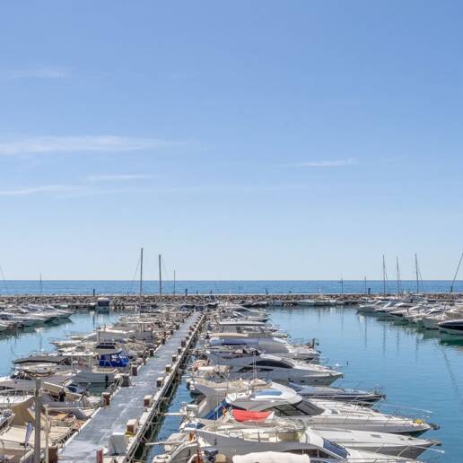 Luminoso y espacioso apartamento en primera línea con vistas panorámicas al puerto deportivo