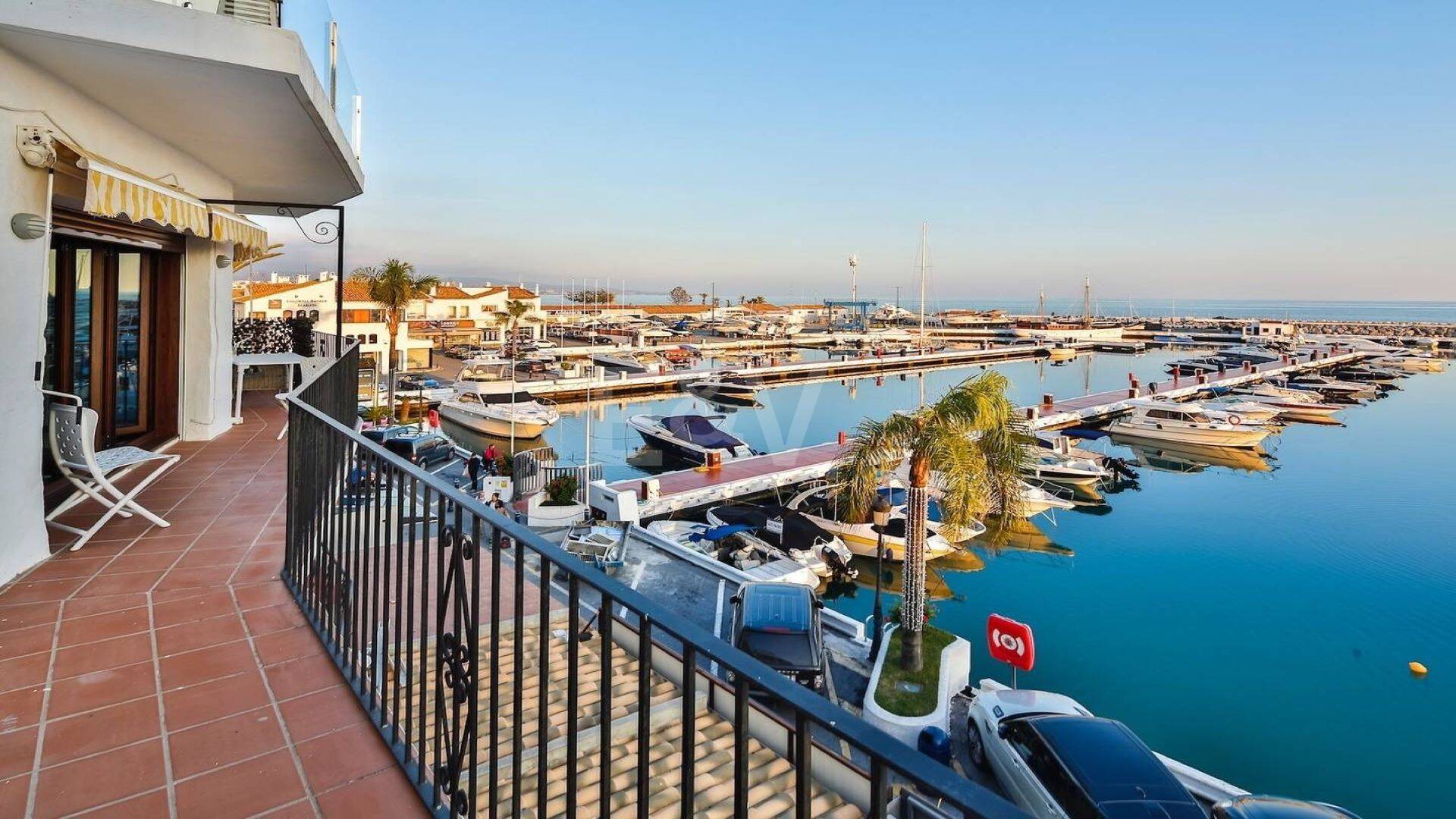 Bright frontline lägenhet med marina utsikt