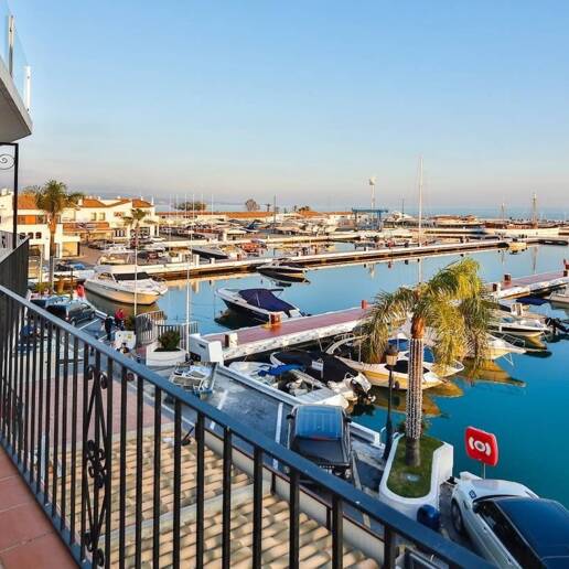 Luminoso y espacioso apartamento en primera línea con vistas panorámicas al puerto deportivo