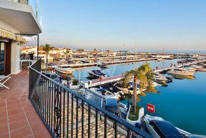 Bright frontline lägenhet med marina utsikt