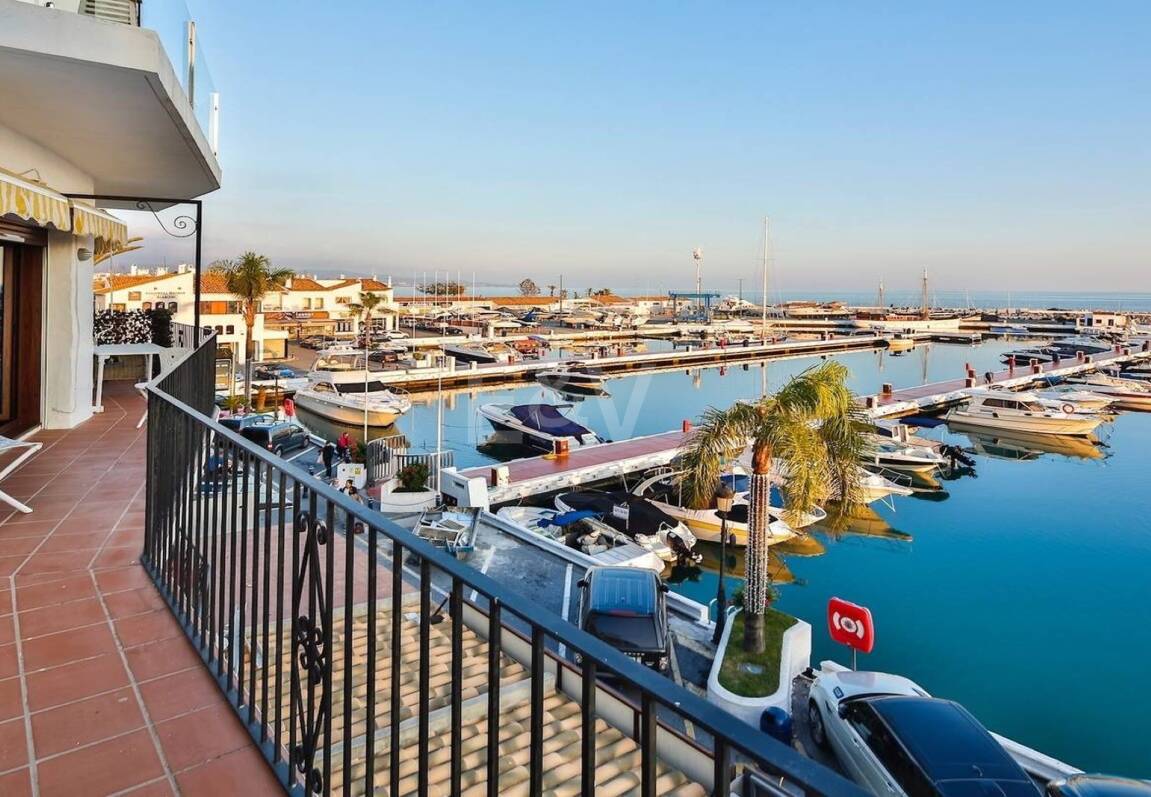 Bright frontline lägenhet med marina utsikt