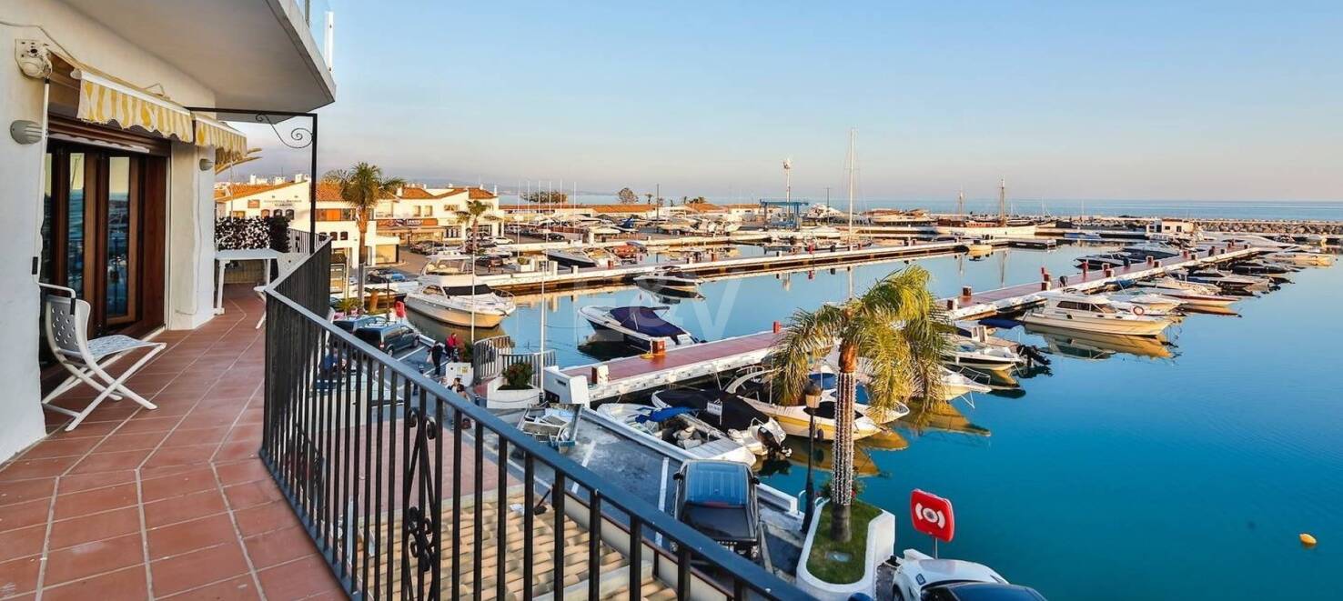 Luminoso y espacioso apartamento en primera línea con vistas panorámicas al puerto deportivo