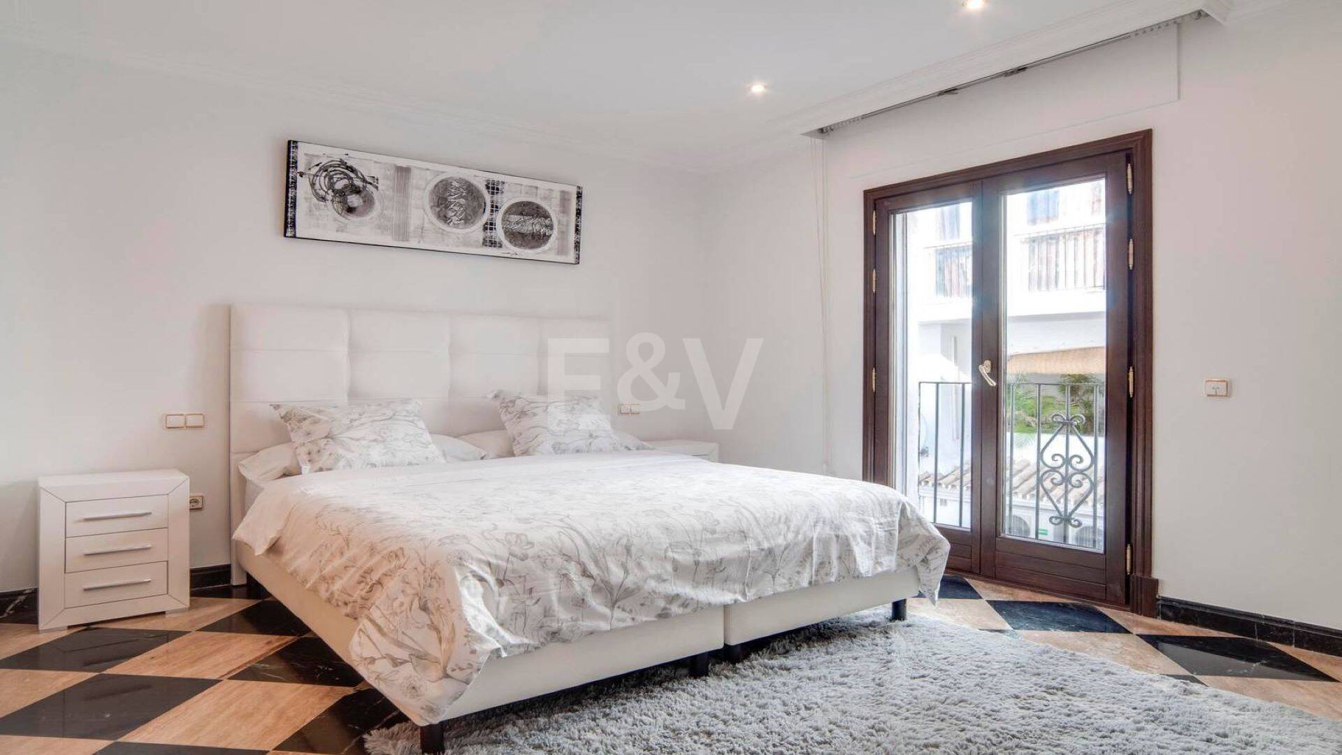 Luminoso y espacioso apartamento en primera línea con vistas panorámicas al puerto deportivo