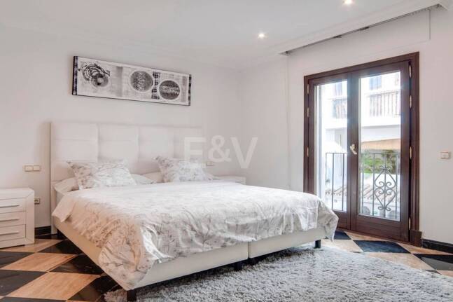 Bright frontline lägenhet med marina utsikt