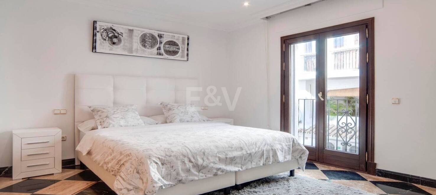 Luminoso y espacioso apartamento en primera línea con vistas panorámicas al puerto deportivo