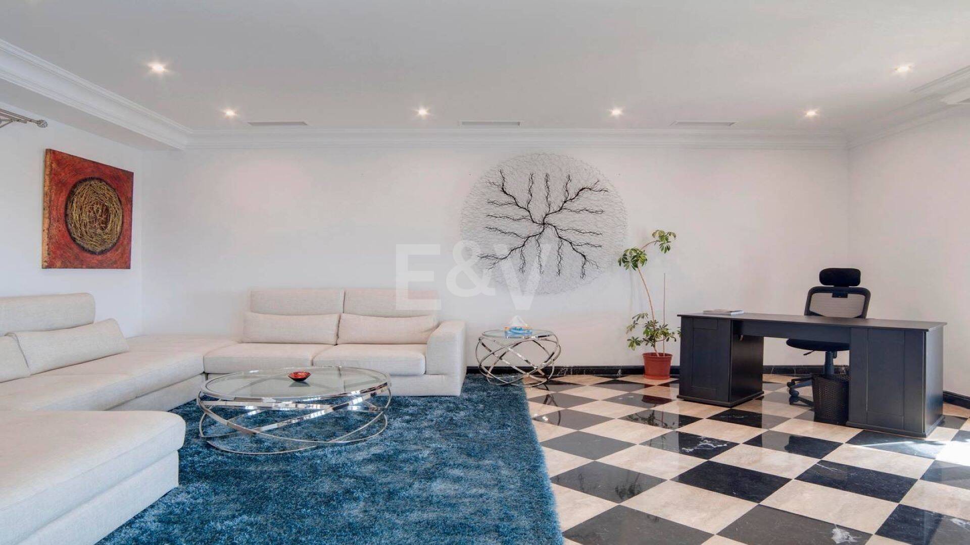 Bright frontline lägenhet med marina utsikt