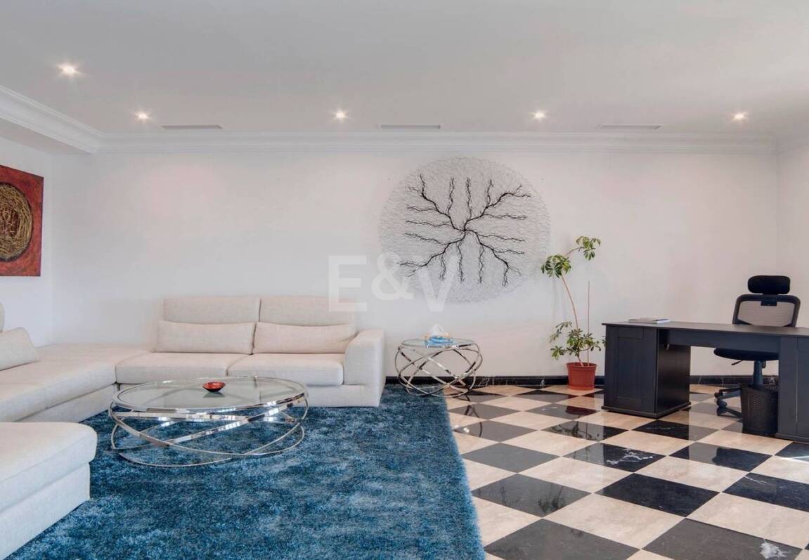 Bright frontline lägenhet med marina utsikt