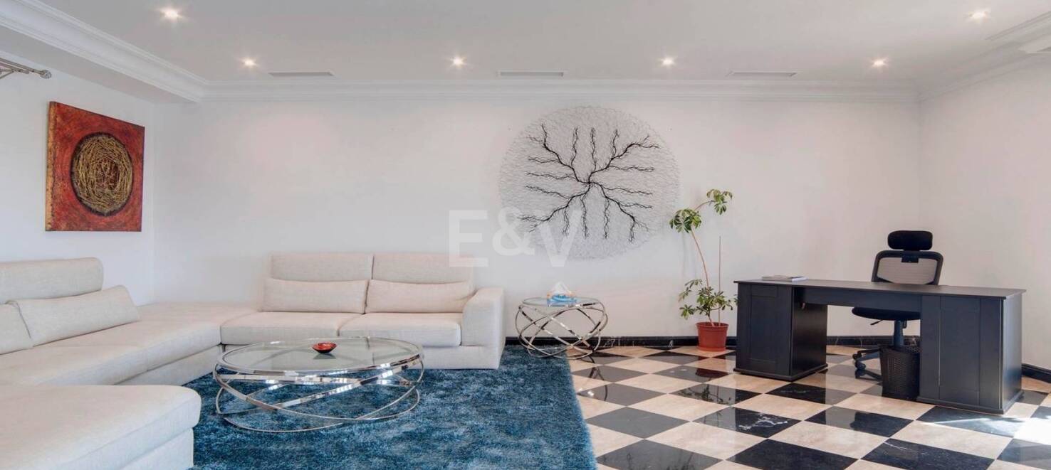 Luminoso y espacioso apartamento en primera línea con vistas panorámicas al puerto deportivo
