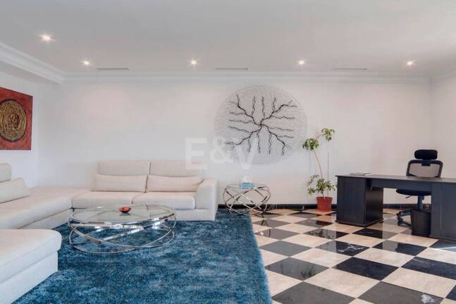 Bright frontline lägenhet med marina utsikt