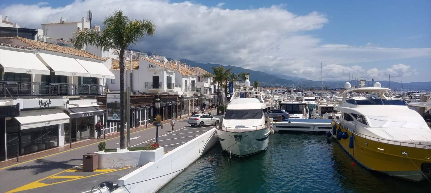Luminoso y espacioso apartamento en primera línea con vistas panorámicas al puerto deportivo