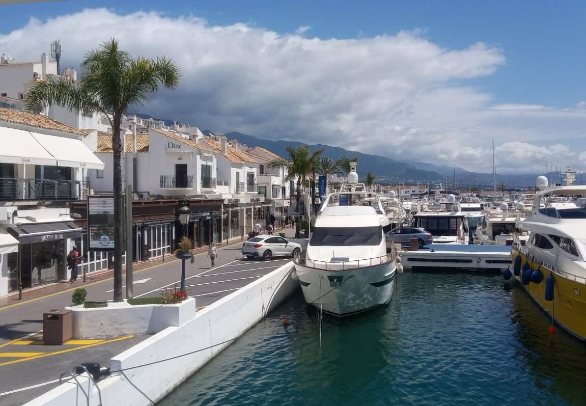 Bright frontline lägenhet med marina utsikt