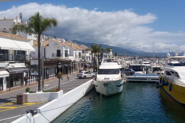 Bright frontline lägenhet med marina utsikt