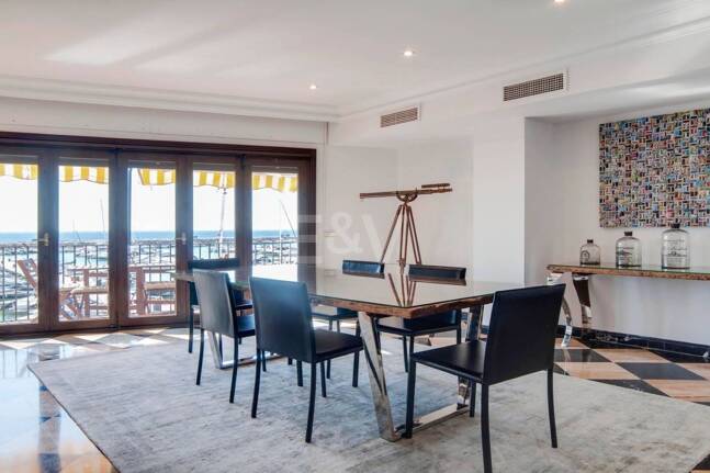 Bright frontline lägenhet med marina utsikt