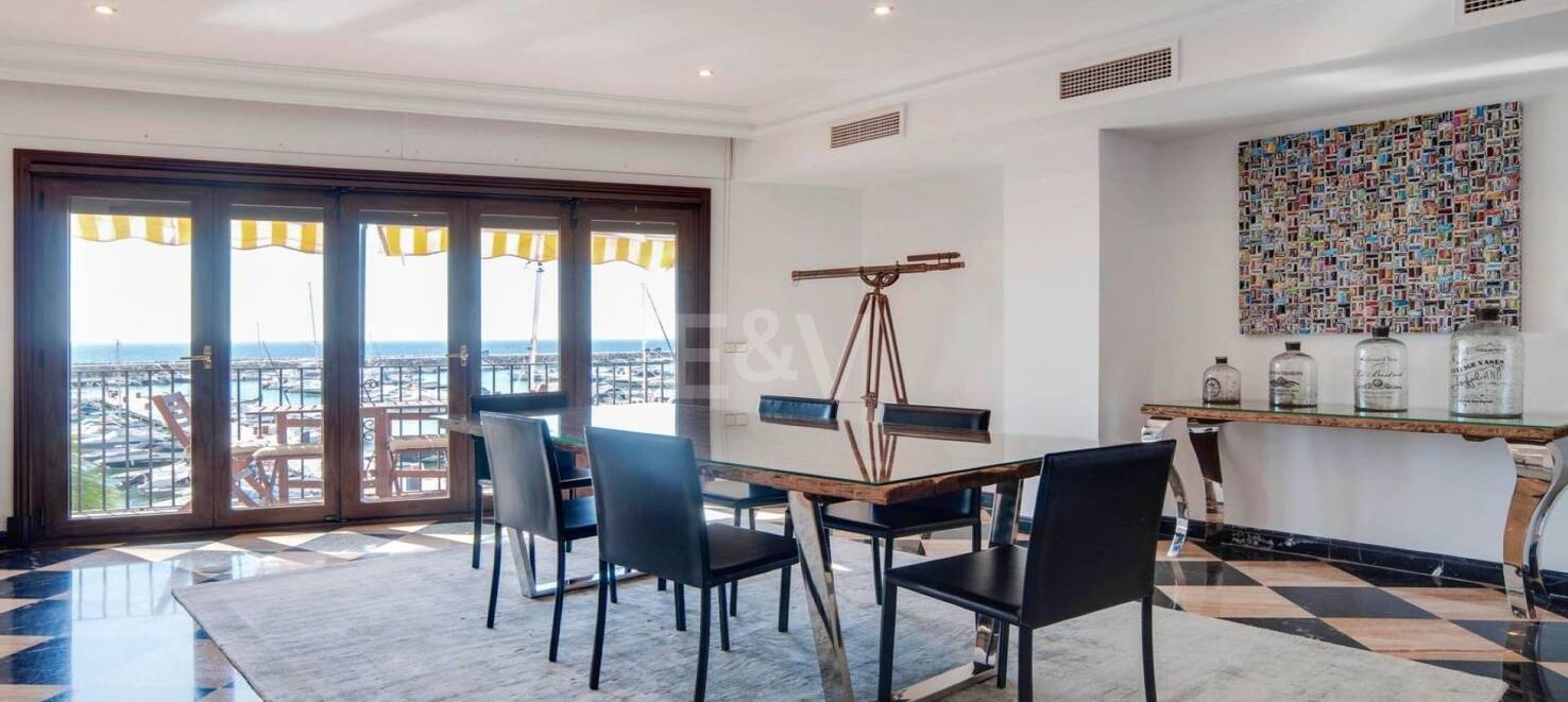 Luminoso y espacioso apartamento en primera línea con vistas panorámicas al puerto deportivo