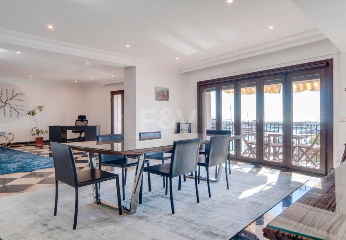 Bright frontline lägenhet med marina utsikt