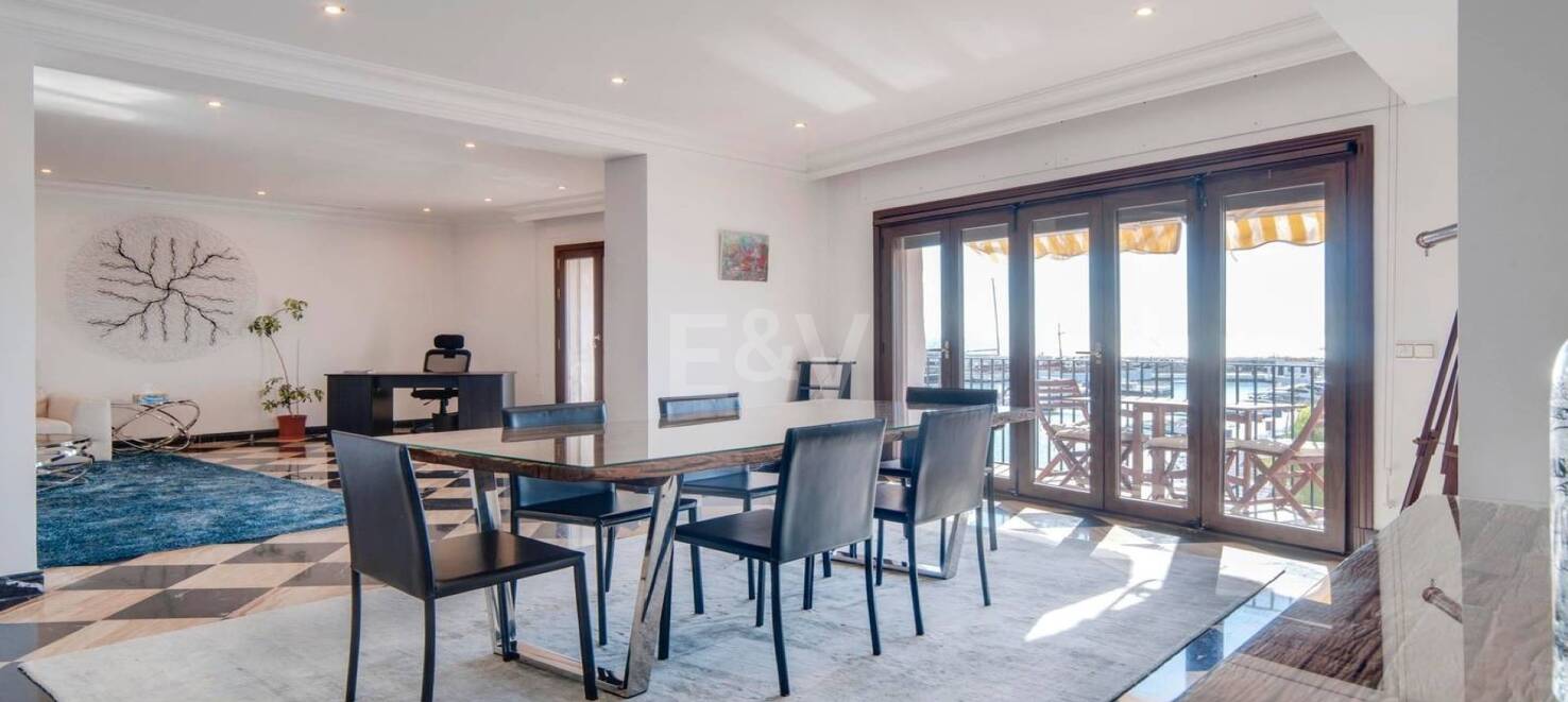 Luminoso y espacioso apartamento en primera línea con vistas panorámicas al puerto deportivo