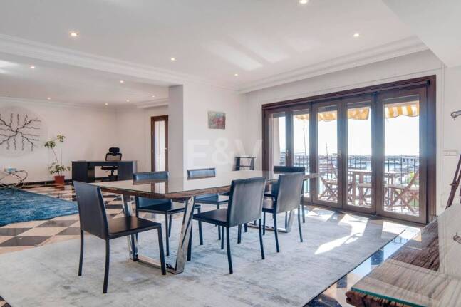 Bright frontline lägenhet med marina utsikt