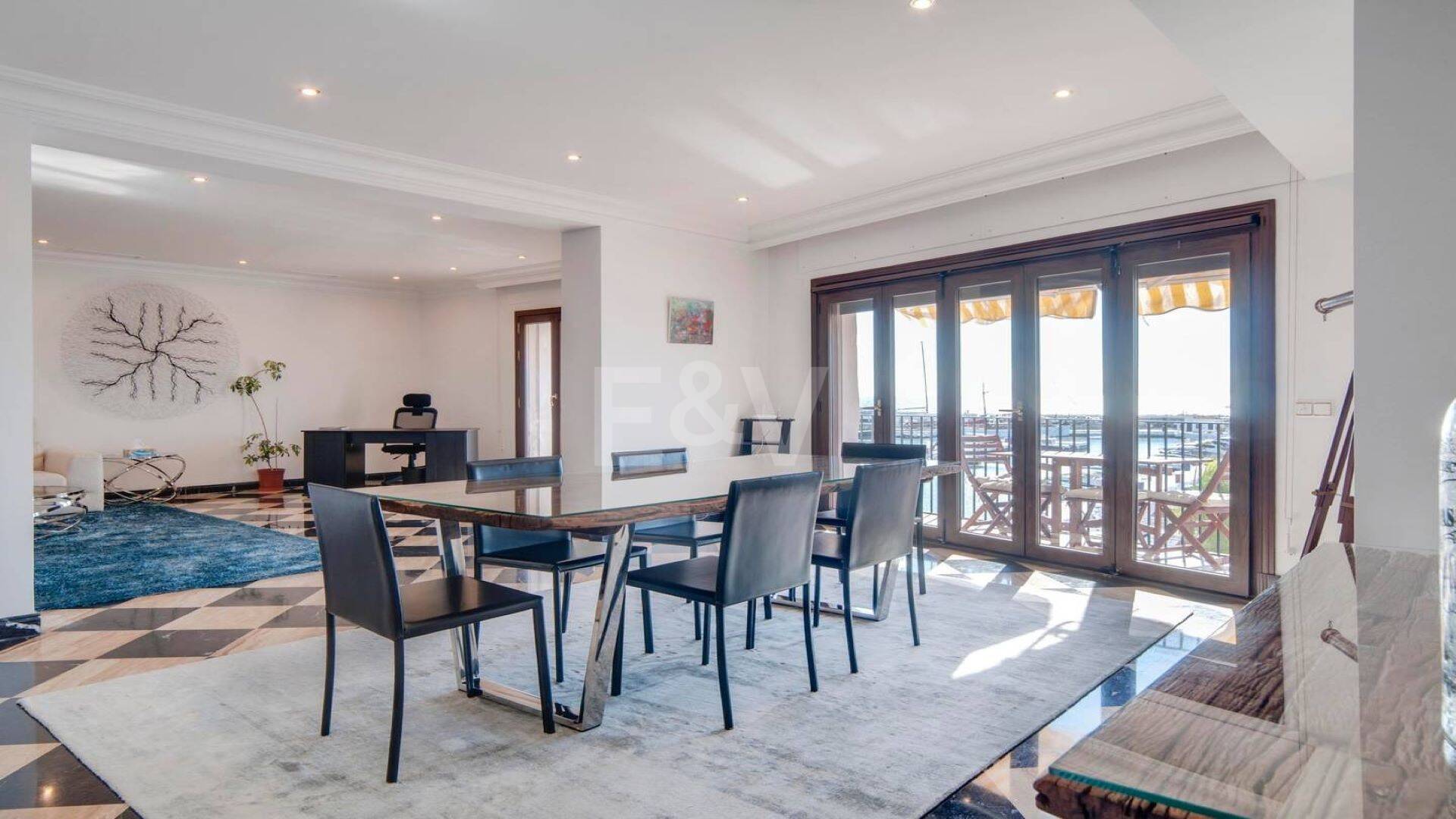 Bright frontline lägenhet med marina utsikt