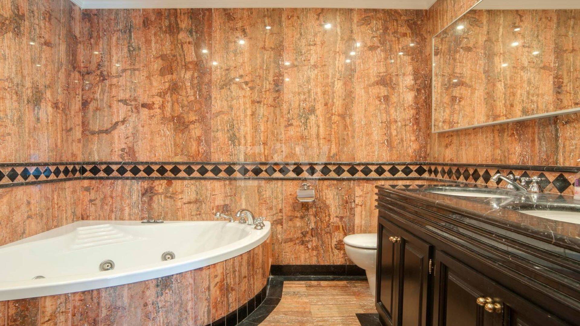 Bright frontline lägenhet med marina utsikt