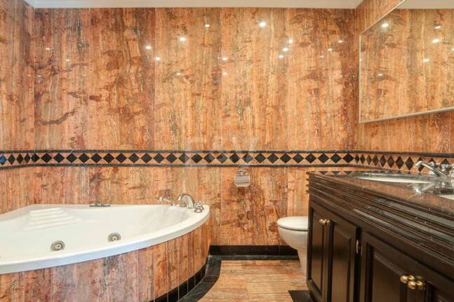 Bright frontline lägenhet med marina utsikt