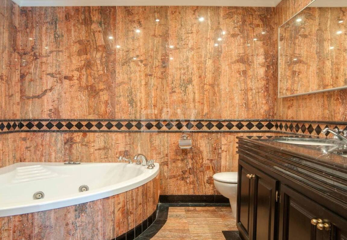 Bright frontline lägenhet med marina utsikt