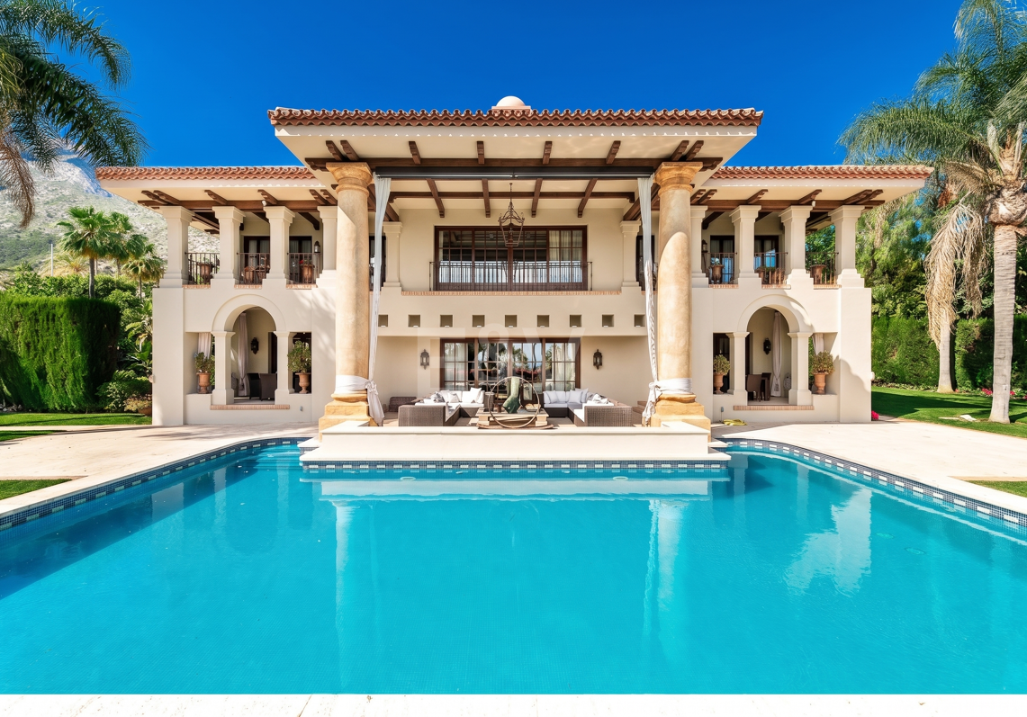 Exquisite Villa mit atemberaubender Außicht in Sierra Blanca