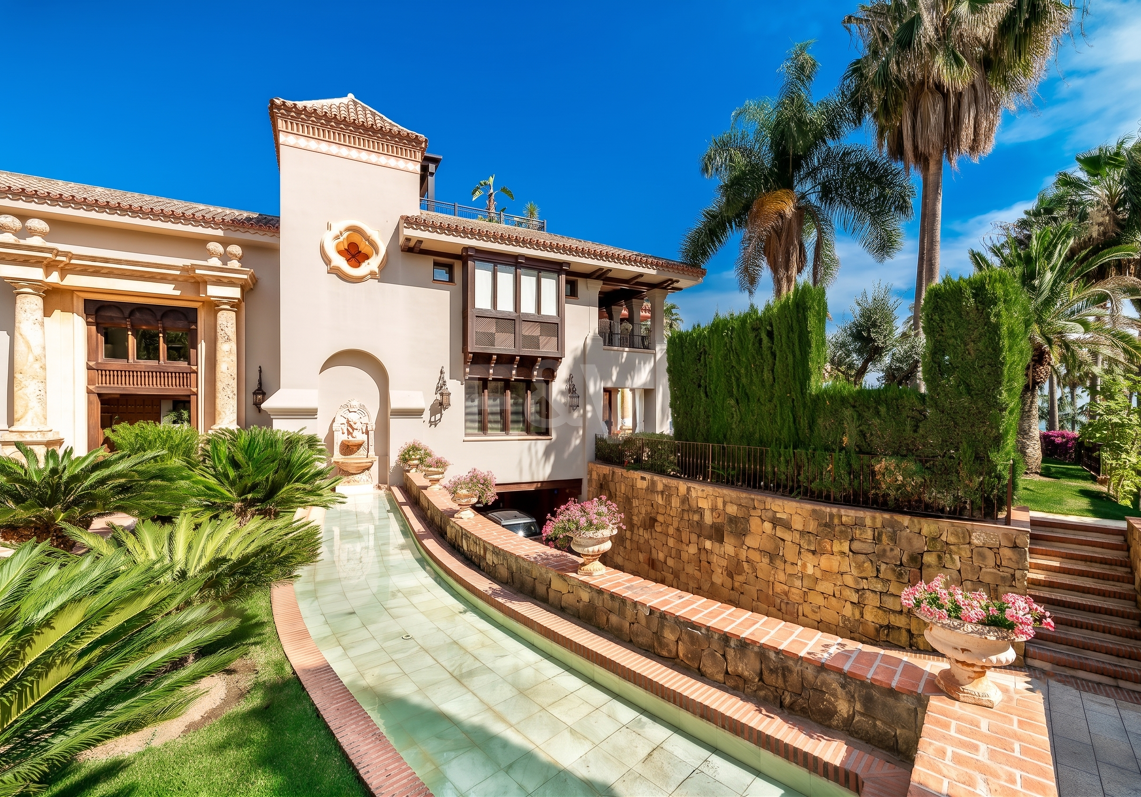 Exquisite Villa mit atemberaubender Außicht in Sierra Blanca